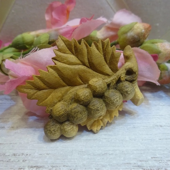 Vintage Grapes Pin - Picture 1 of 4